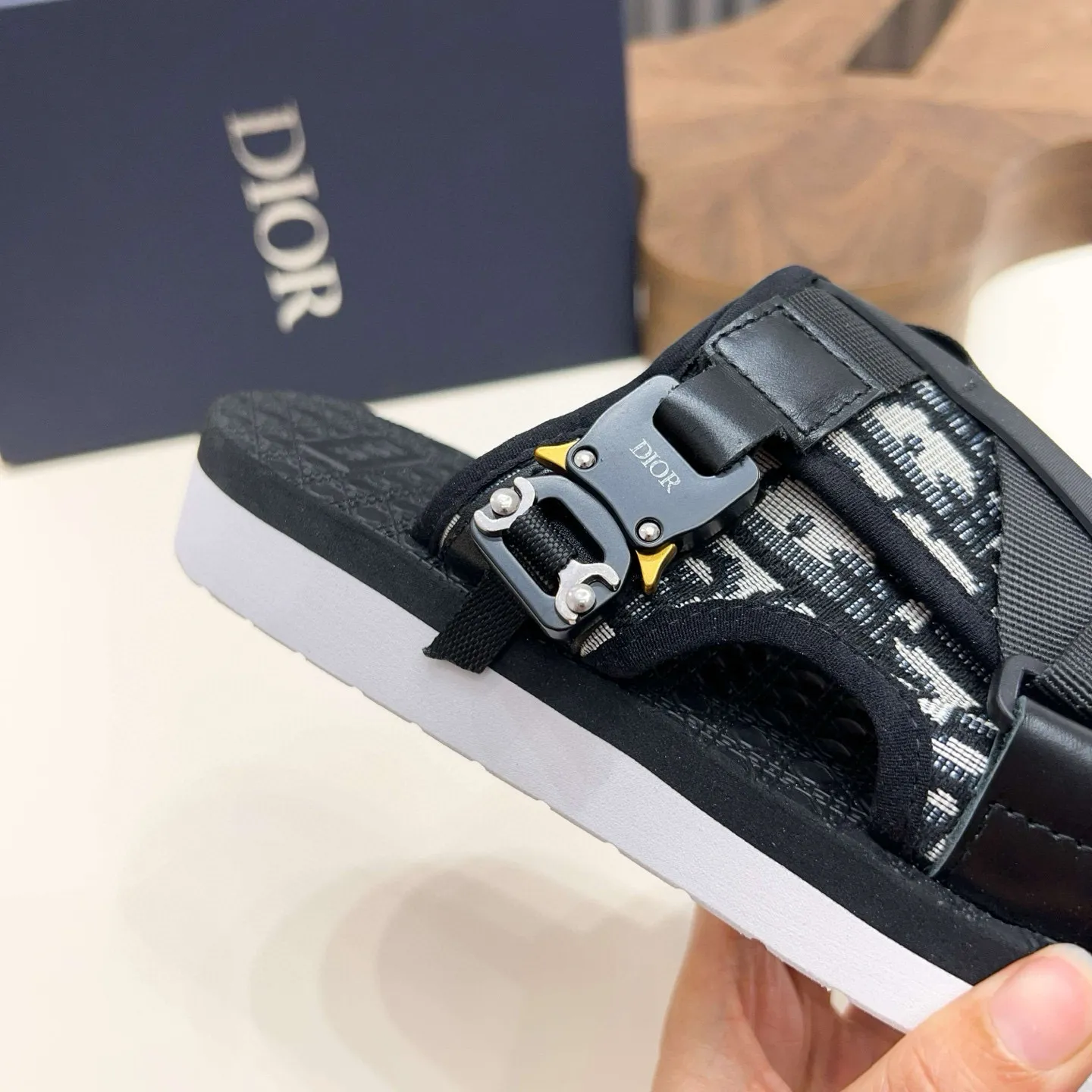 Factory price: 300💰Dior Alias ​​men's leather slippers. This Alias ​​sandal is a new summer product, showing a casual and elegant style. Carefully crafted from grained cow leather and Oblique printed fabric, with cowhide lining! Cross-strap design with metal-clad brass CD Diamond logo. The imported cowhide leather and rubber sole adds sophistication and comfort, while Oblique print-effect anti-slip panels add style. Size: 38-44 (45 customized)